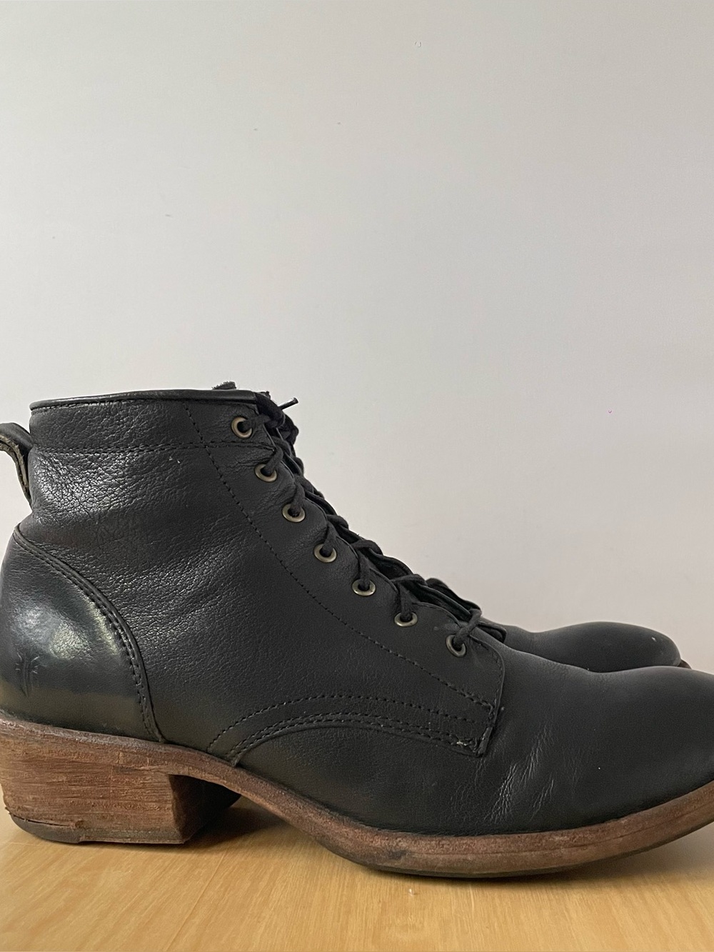 Frye Carson Lace Up Black Leather Boots | US 8.5B